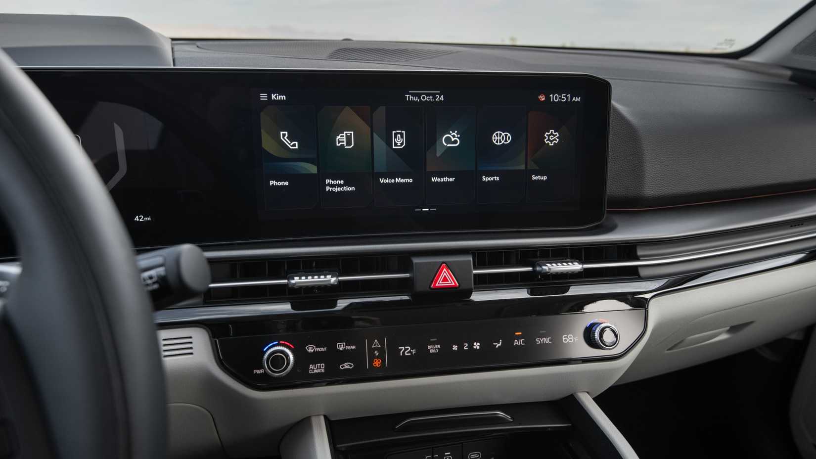 Primer plano de la pantalla de infoentretenimiento en un Kia Sportage Hybrid 2026
