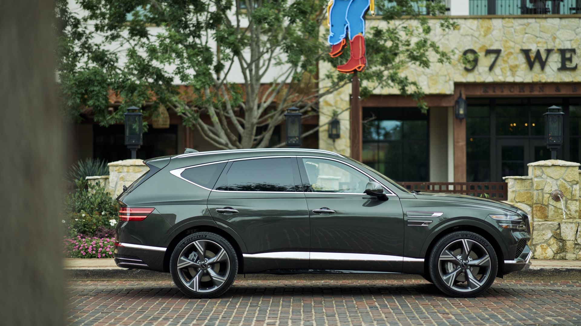 Side shot of the 2025 Genesis GV80 