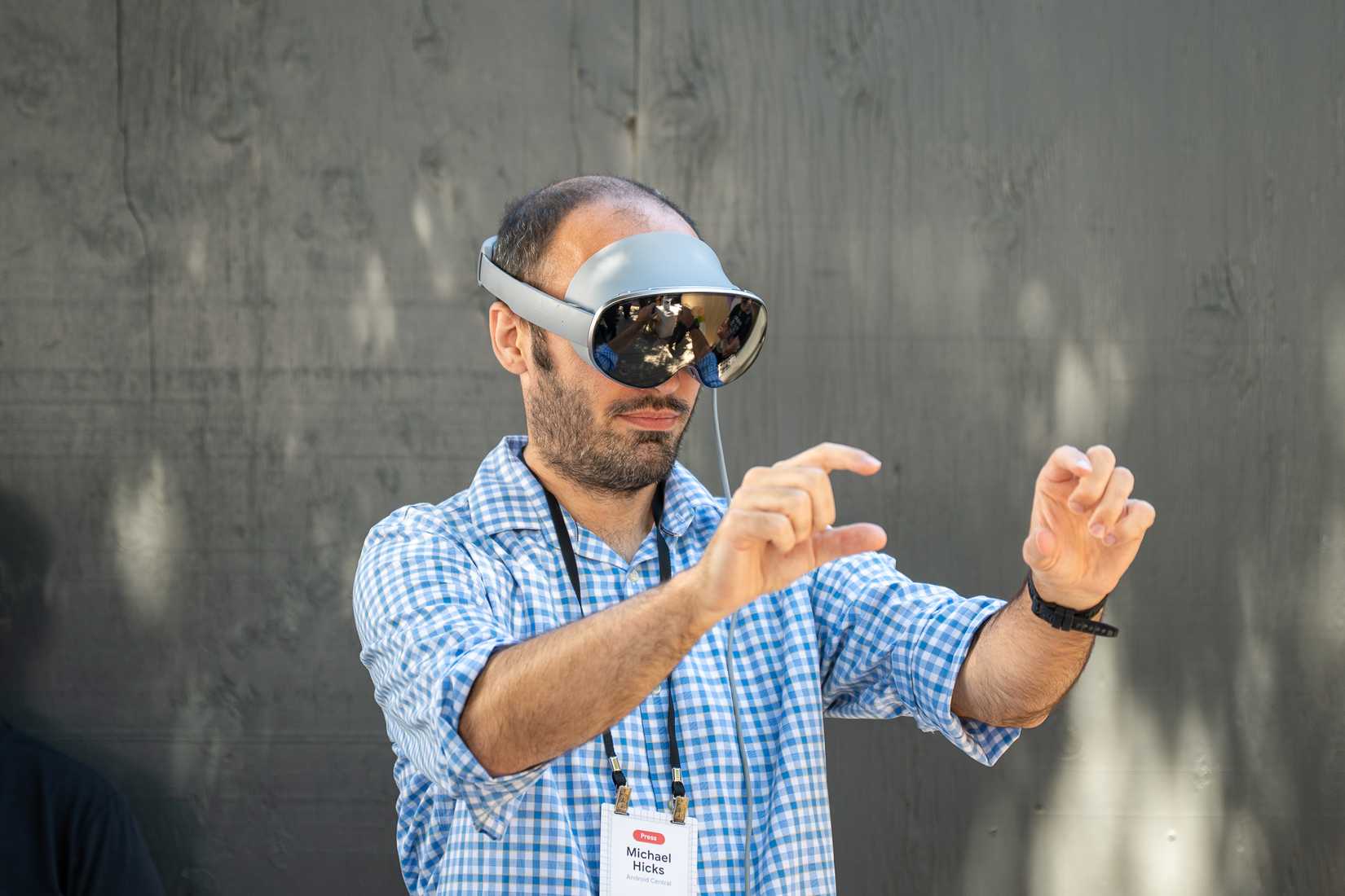 Человек в шлеме Project Moohan на Google IO 2025, использует обе руки в качестве контроллеров.