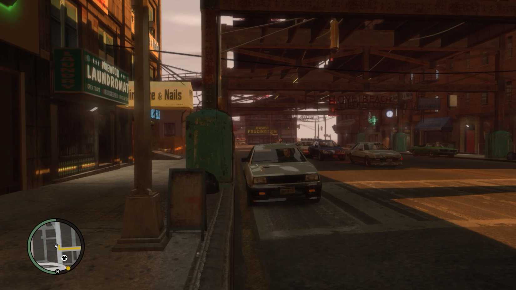 Uma captura de tela GTA IV mostrando Nico em um carro.