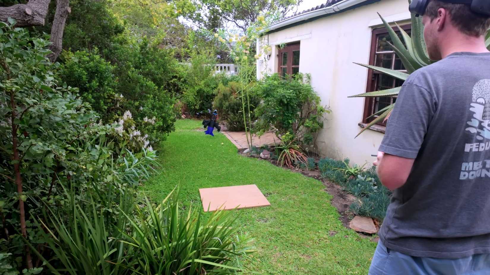 Um homem testando um drone experimental em seu quintal.-1