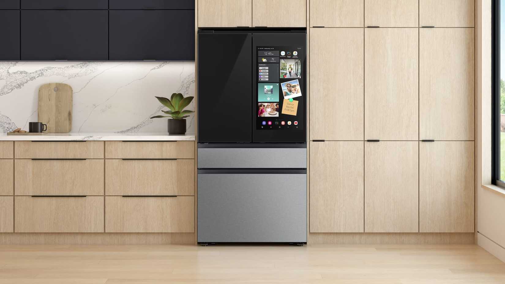 Uma geladeira Samsung no meio de uma cozinha com a tela ligada
