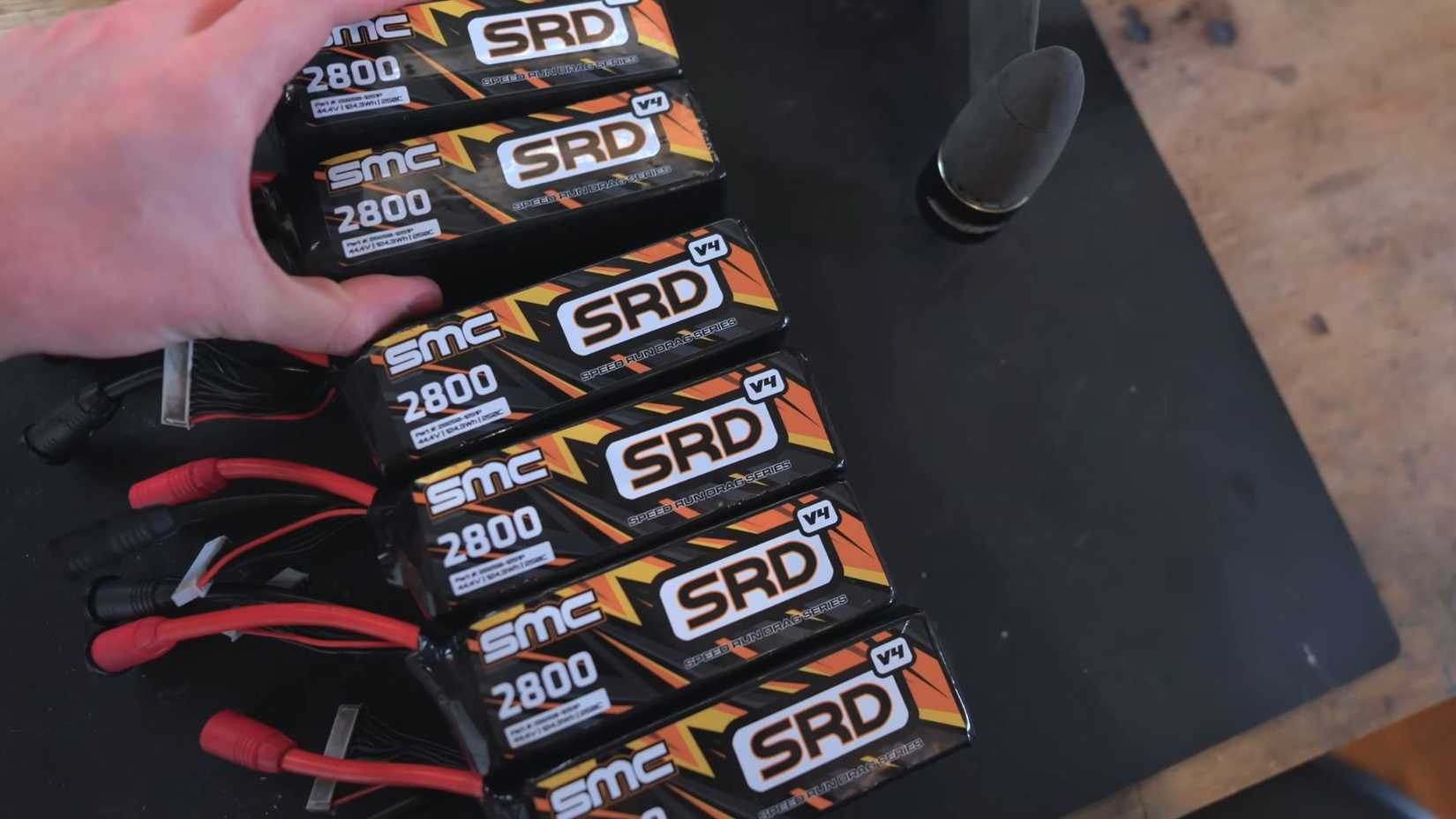 Um conjunto de baterias de drones de alta potência em uma bancada.-1