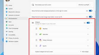 A user setting up widgets for their lockscreen on Windows 11