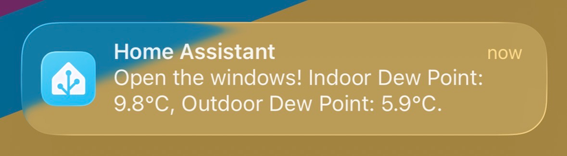 Uma notificação do iPhone informando ao usuário para abrir as janelas porque o ponto de orvalho externo é mais alto do que o ponto de orvalho interno.