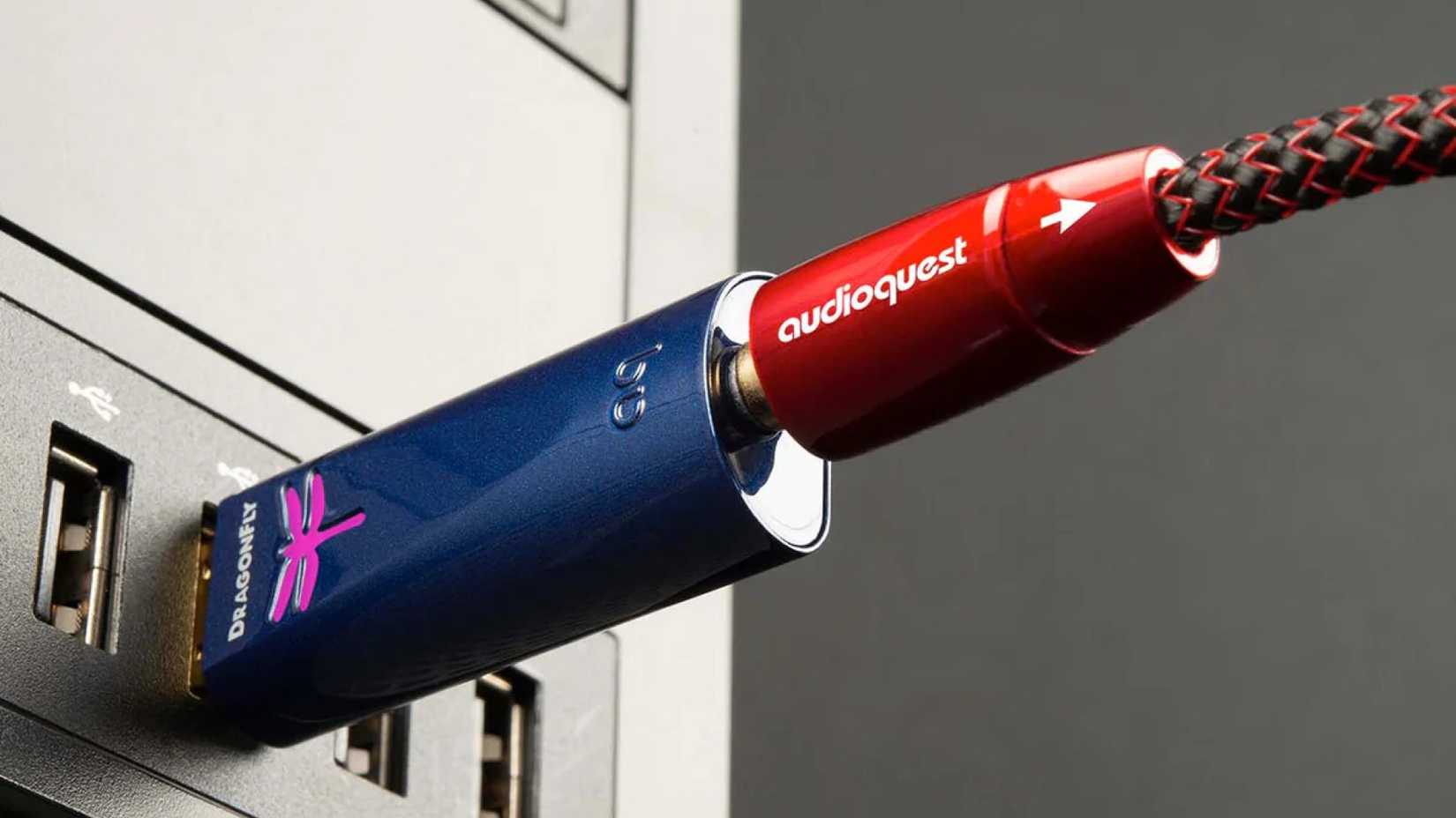 Um DAC USB AudioQuest DragonFly Cobalt conectado à porta USB do PC.