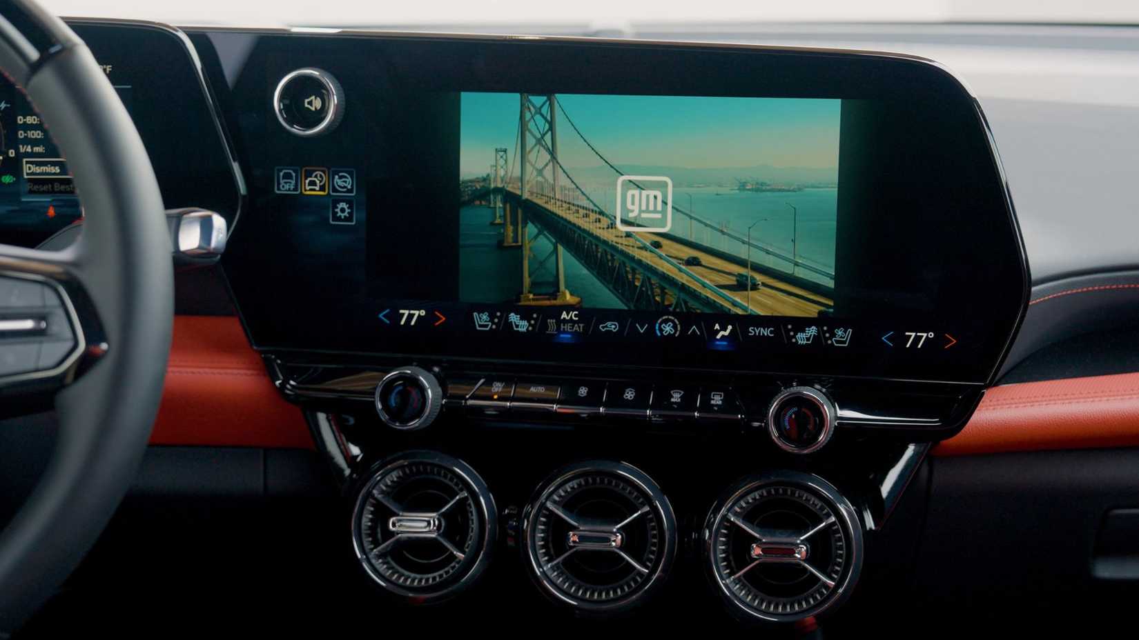 Close da tela de infoentretenimento em um Chevrolet Blazer EV SS.