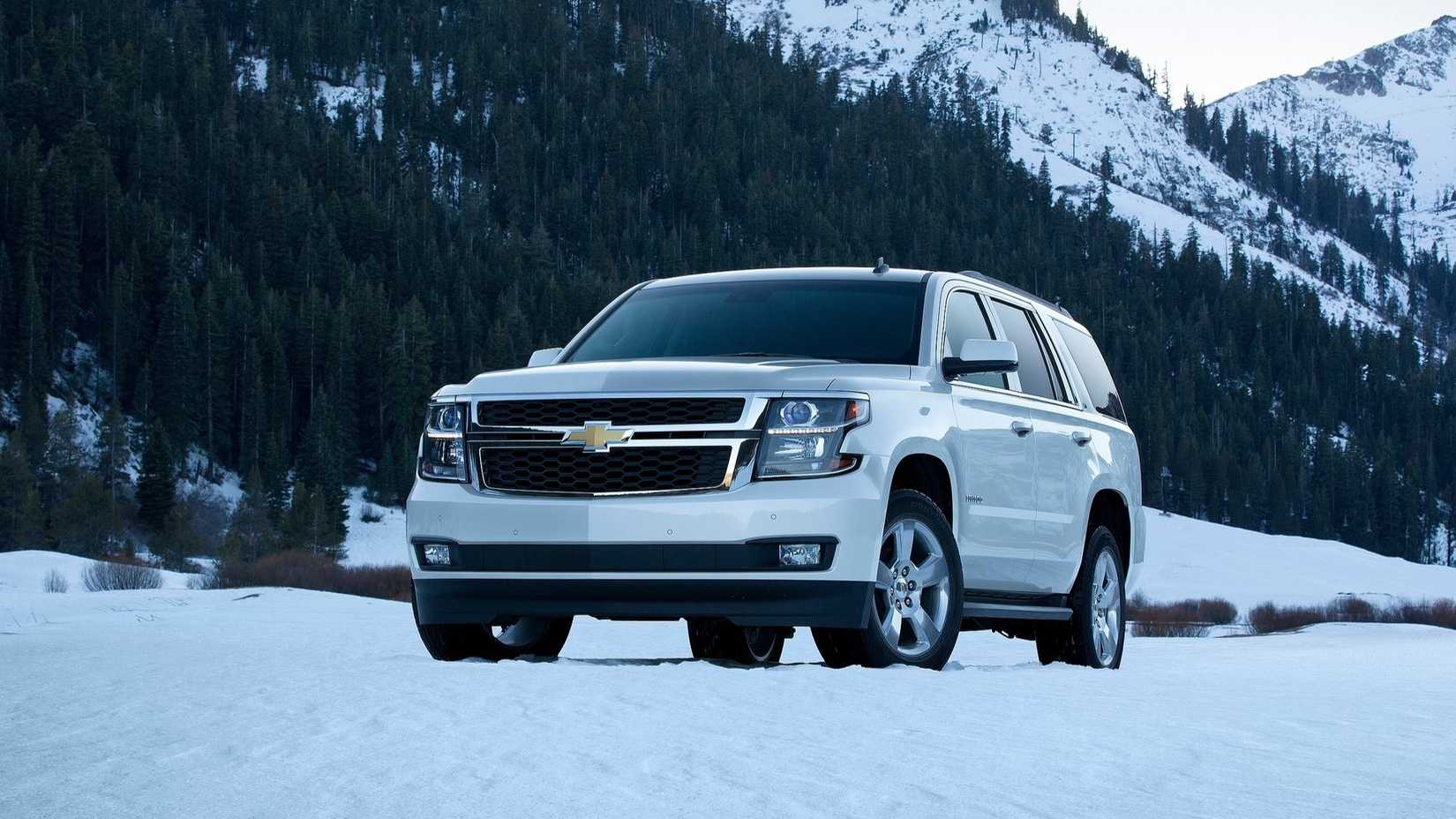 Toma frontal de 3/4 de una Chevrolet Tahoe 2015
