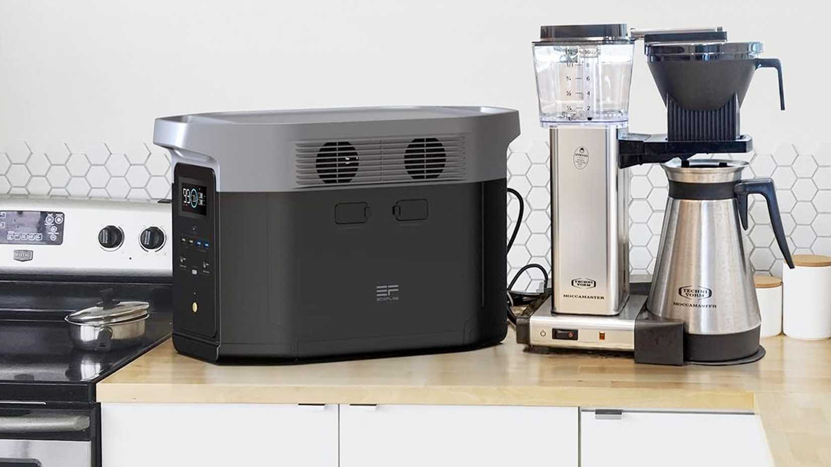Bateria EcoFlow em uma mesa de cozinha.