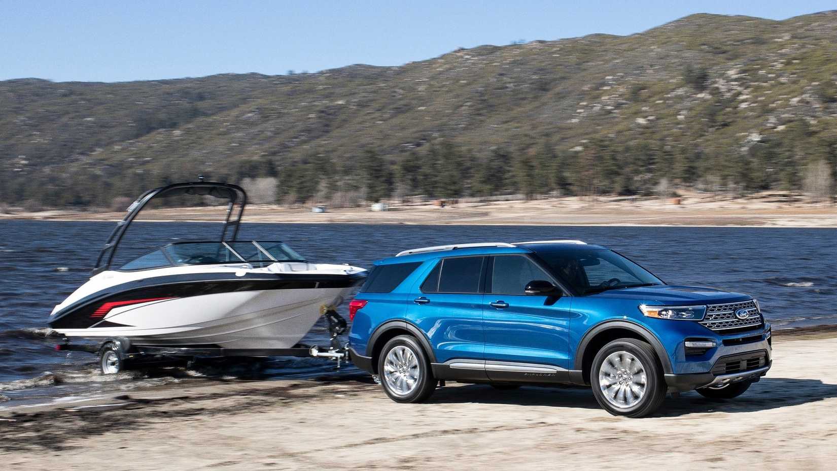 Toma de 3/4 del frente de una Ford Explorer 2020 remolcando un bote