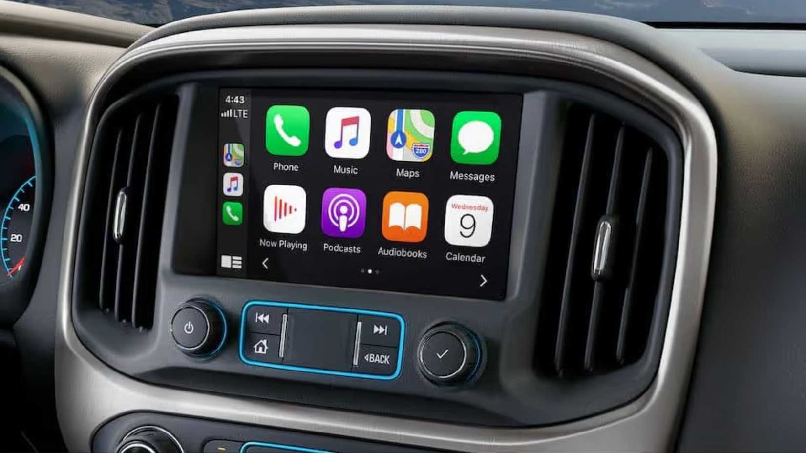 Foto close-up layar infotainment yang menampilkan Apple CarPlay di GMC.