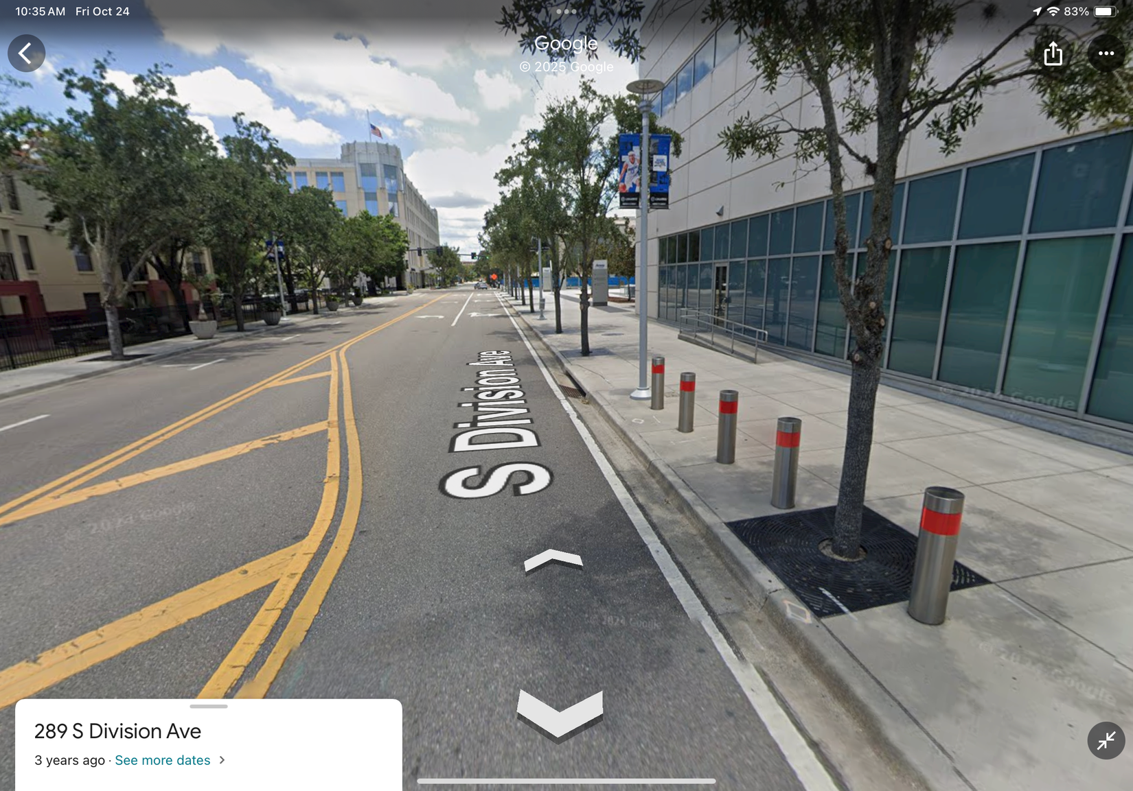 都市内の道路を示す Google マップ マップのストリート ビュー。