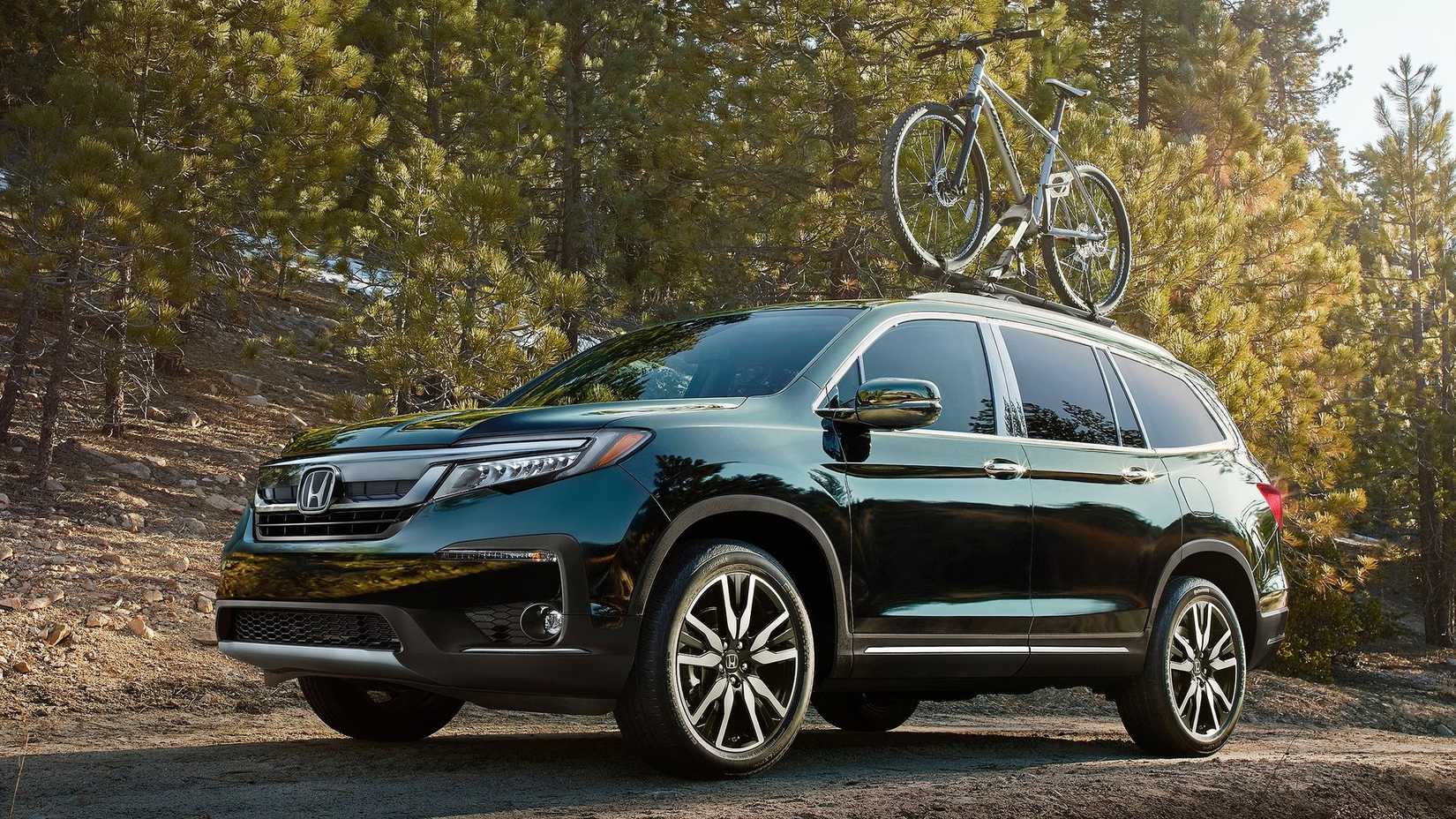 Toma frontal de 3/4 de una Honda Pilot 2019 