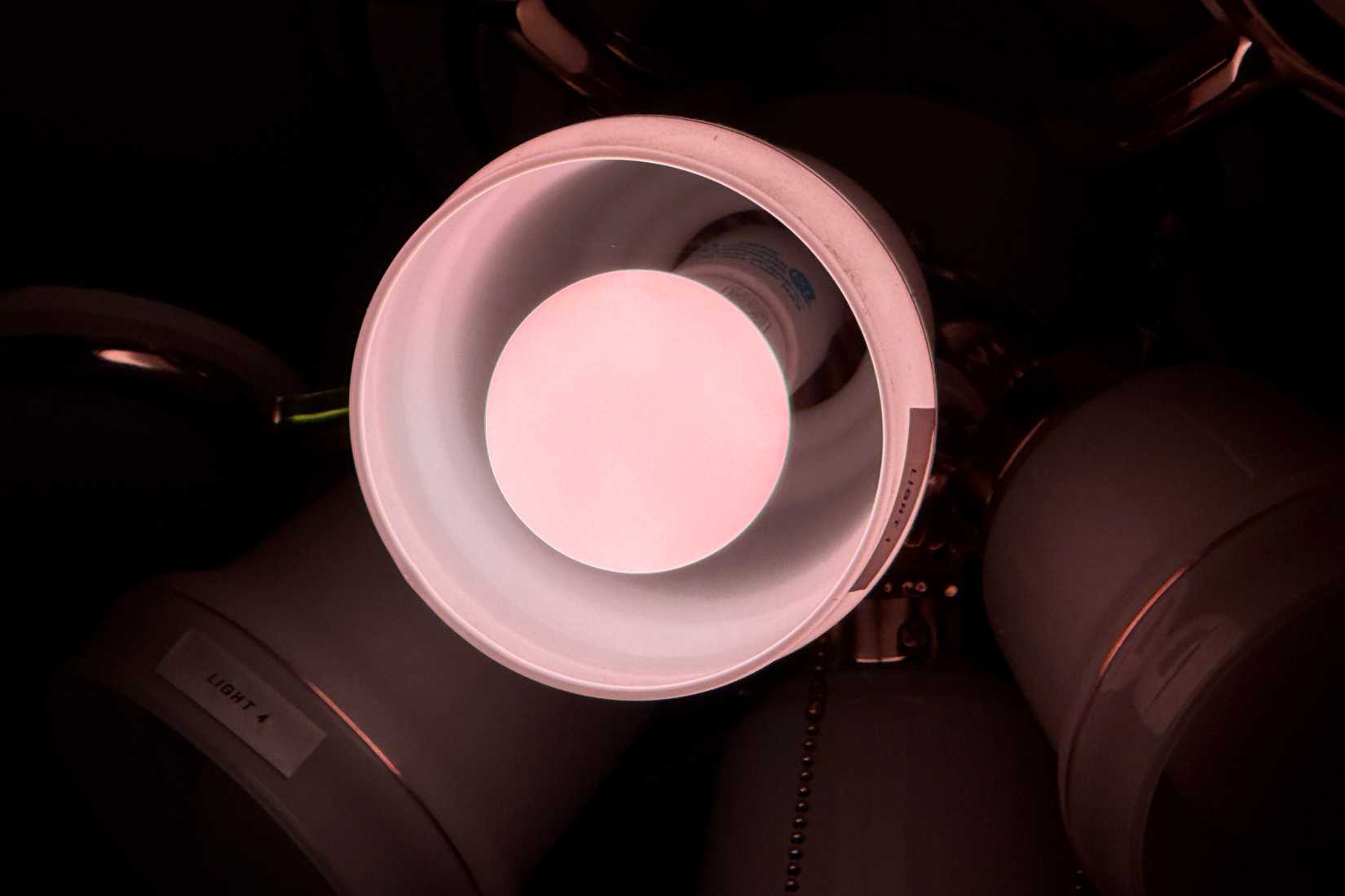 Uma lâmpada inteligente está acesa em um soquete do ventilador de teto.