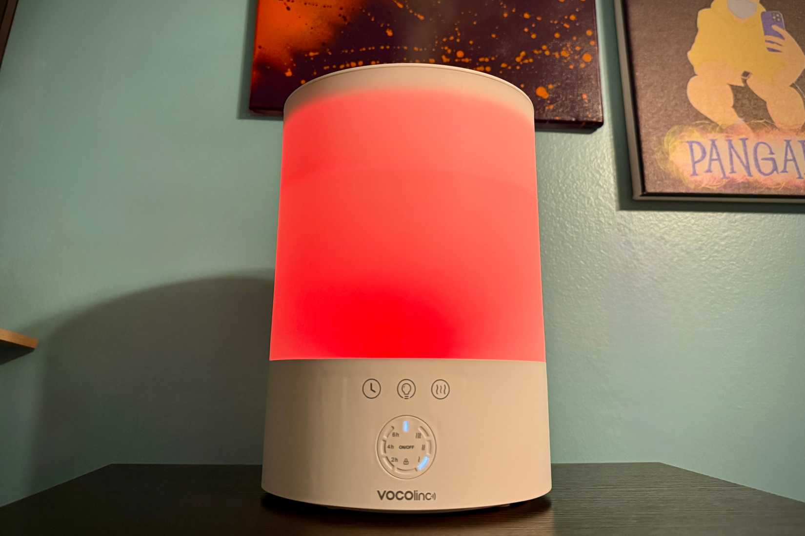 O umidificador inteligente fica ativo com a luz acesa e umidificando uma sala com óleos perfumados.