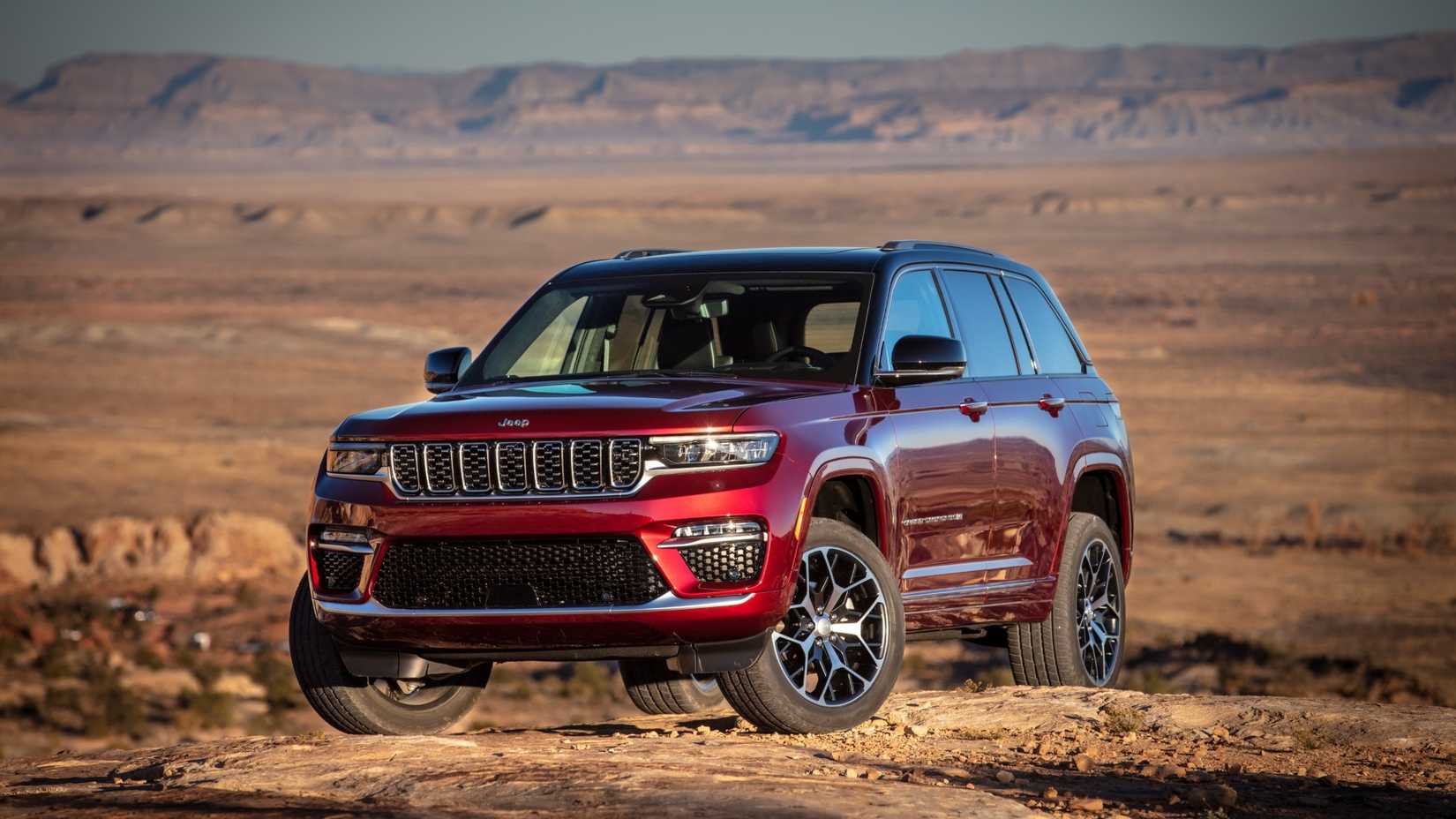Front 3/4 shot of a 2025 Jeep Grand Cherokee