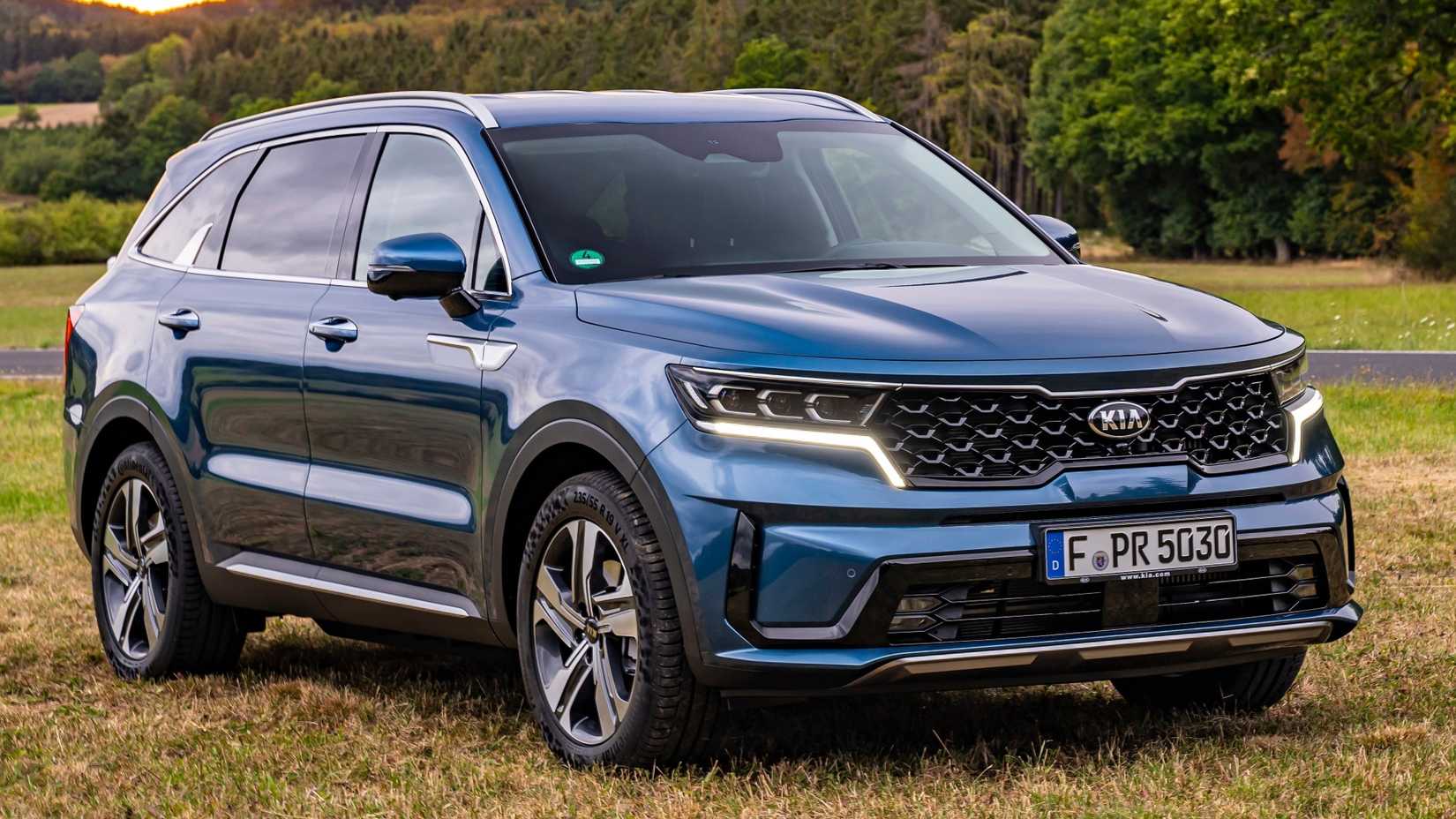Toma frontal de 3/4 de un Kia Sorento 2021 