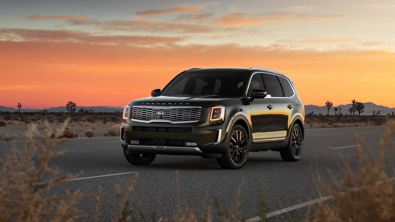Toma frontal de 3/4 de un Kia Telluride 2020