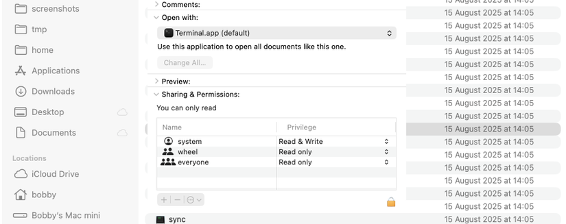 Uma caixa de diálogo do macOS Finder mostrando uma tabela de permissões de arquivo com diferentes grupos em uma coluna e privilégios na próxima.