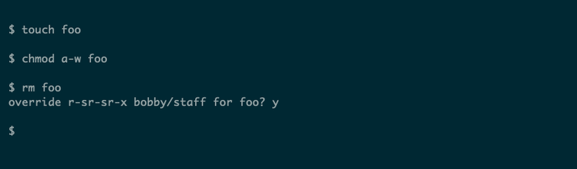 O comando rm apresenta a opção de substituir um arquivo protegido contra gravação e excluí-lo mesmo assim.