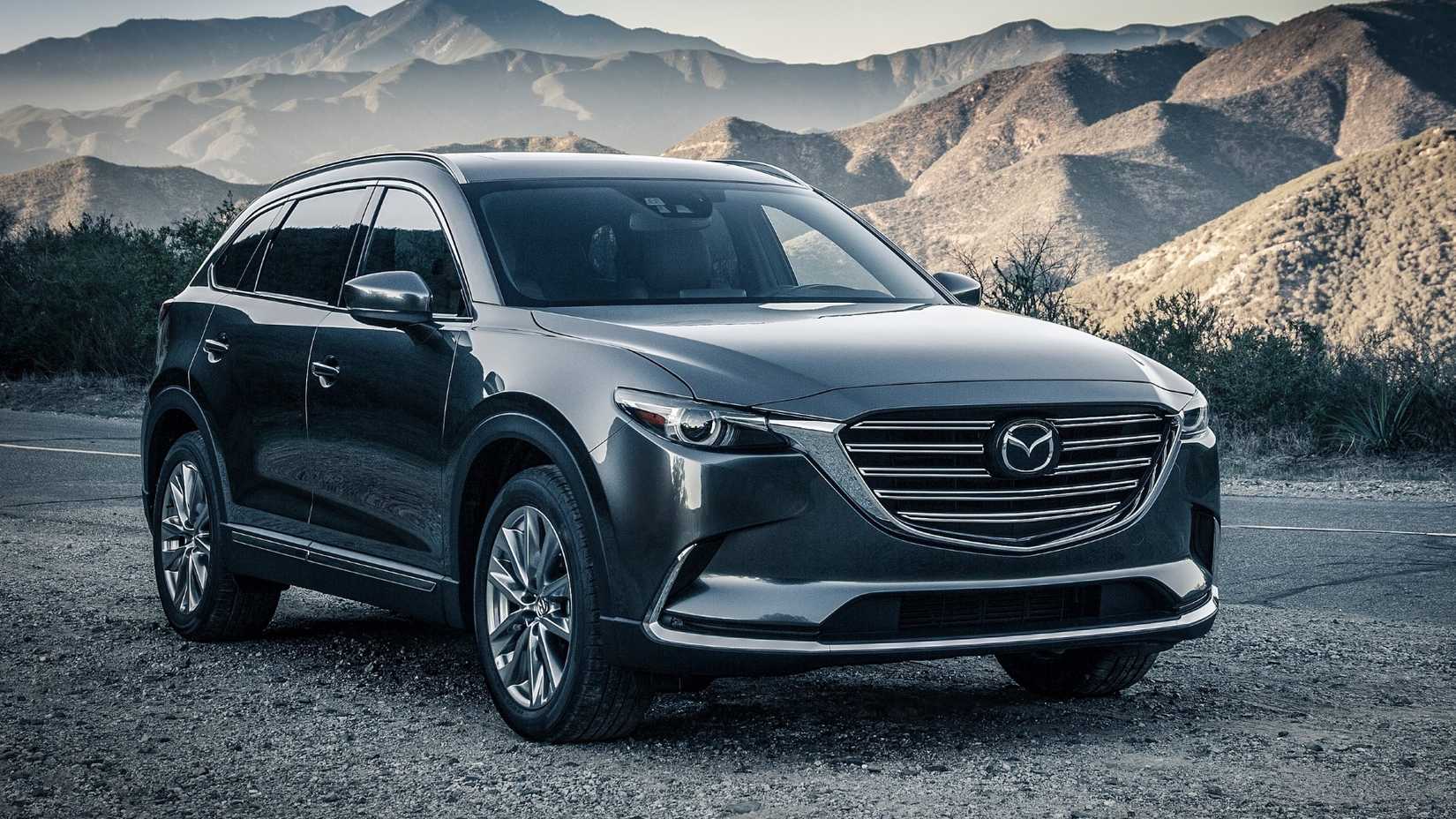 Toma de 3/4 del frente de un Mazda CX-9 2016 