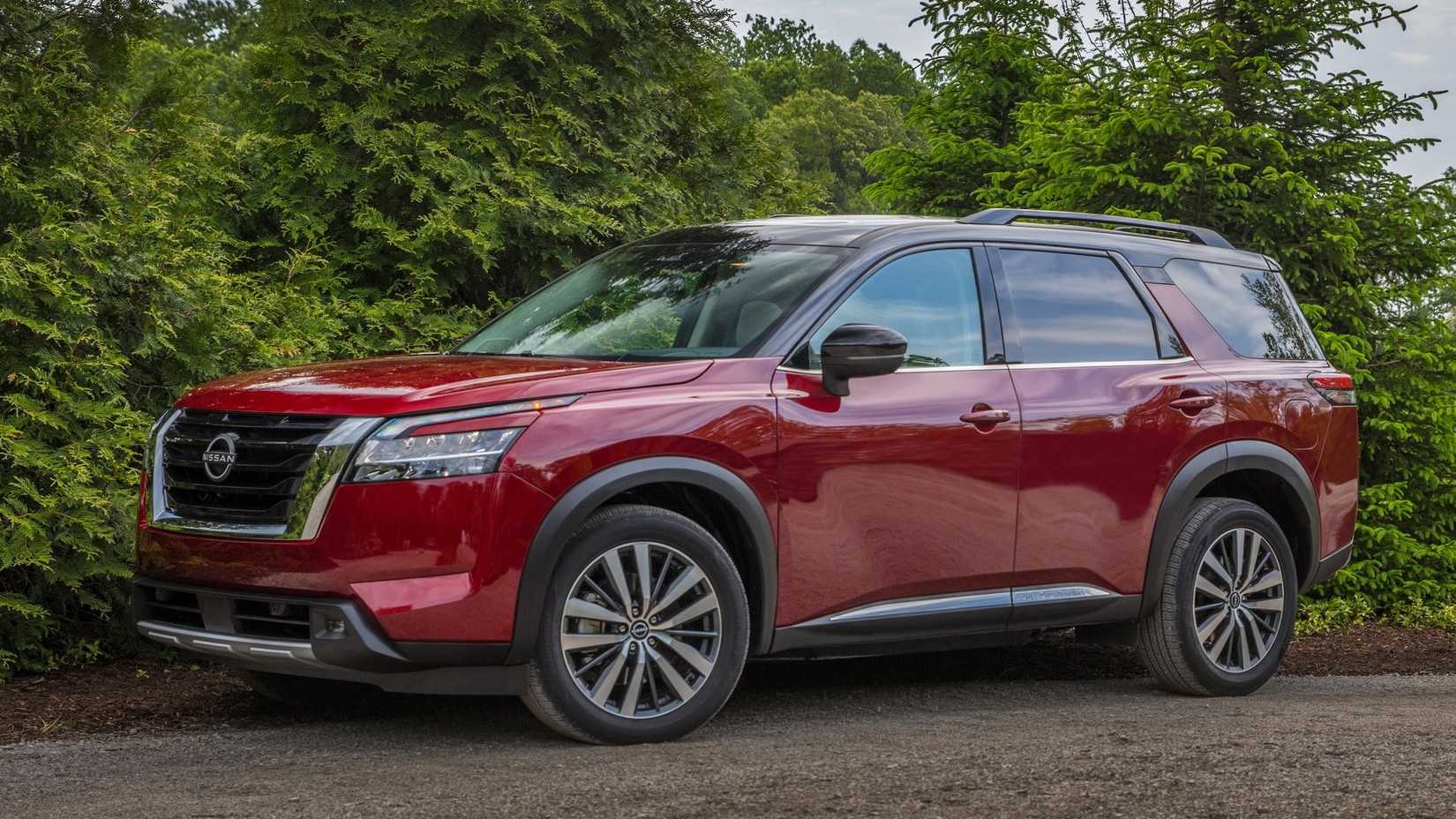 Toma frontal de 3/4 de una Nissan Pathfinder 2022