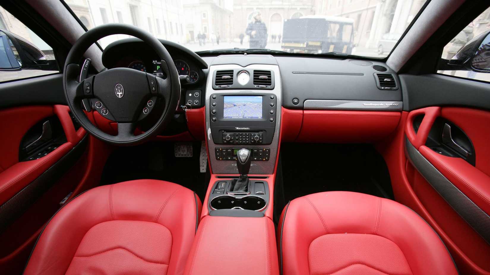 Filmado dentro da cabine de um Maserati Quattroporte 2008.