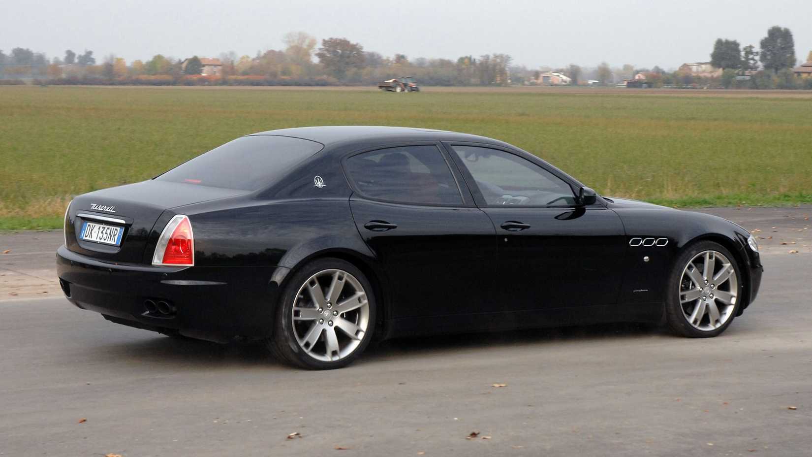 Foto traseira 3/4 staic de um Maserati Quattroporte 2007 preto.