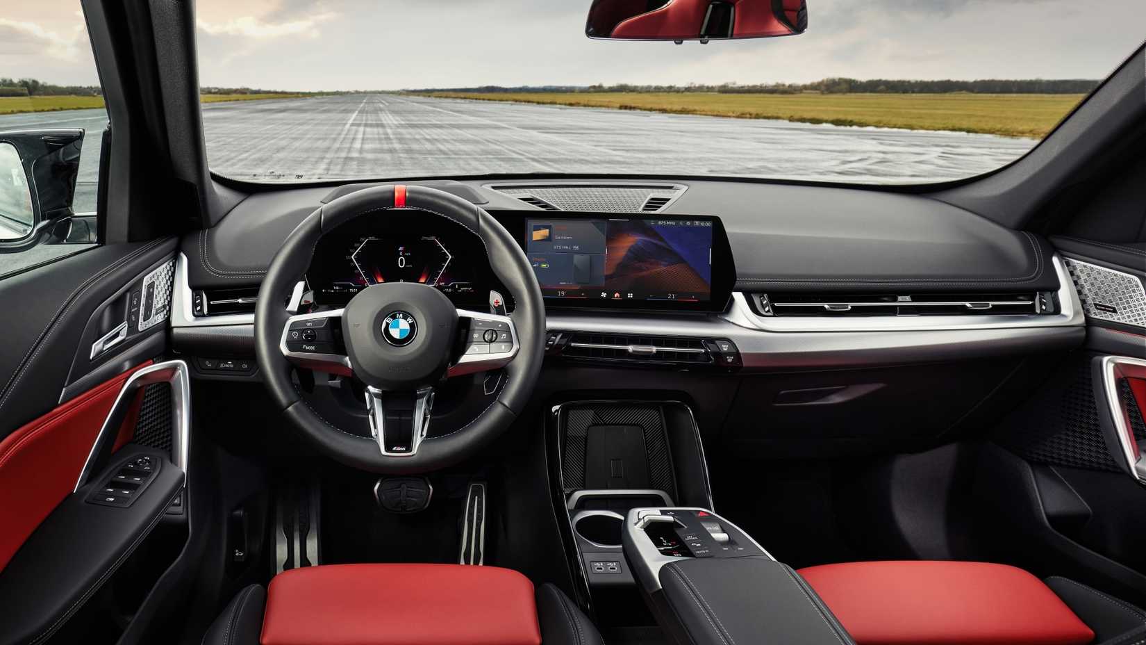 Foto do interior do painel de um BMW X1 M35i 2025