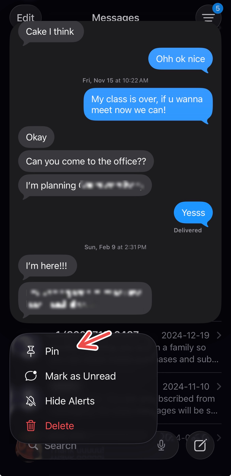 Pinning a conversation on Apple Messages.