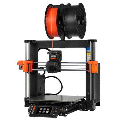 Drukarka 3D Prusa MK4S z dwiema szpulami z żarnikiem na górze.