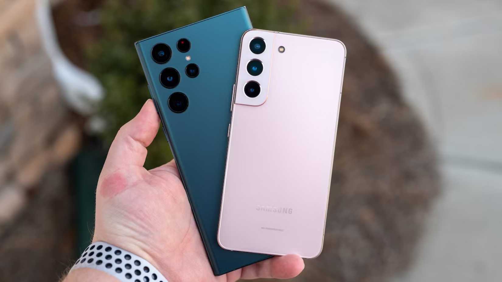 Samsung Galaxy S22 e Galaxy S22 Ultra numa mão. 