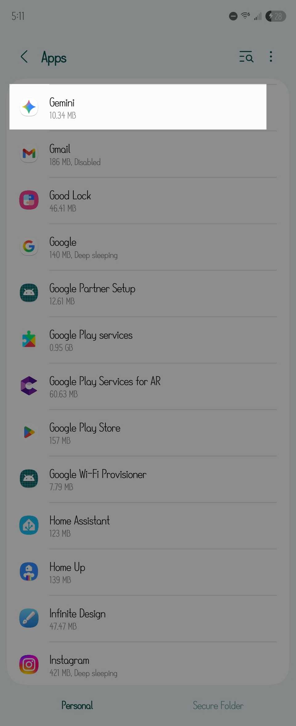 Gemini выделено в списке приложений на Samsung Galaxy.