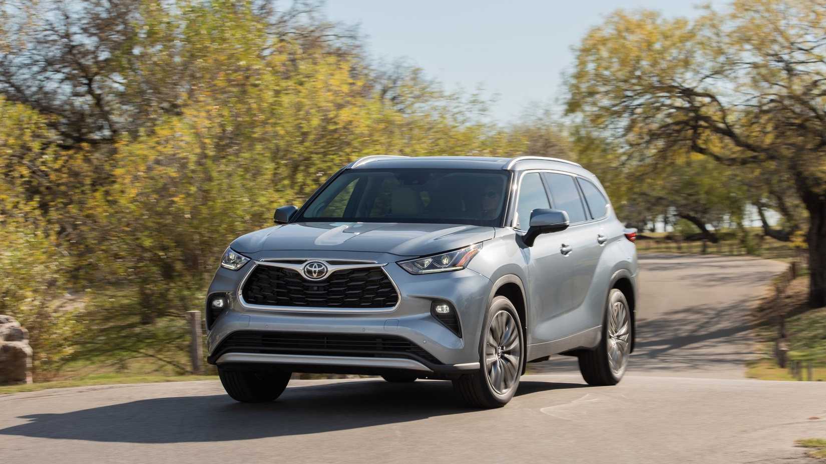 Toma frontal de 3/4 de una Toyota Highlander 2020