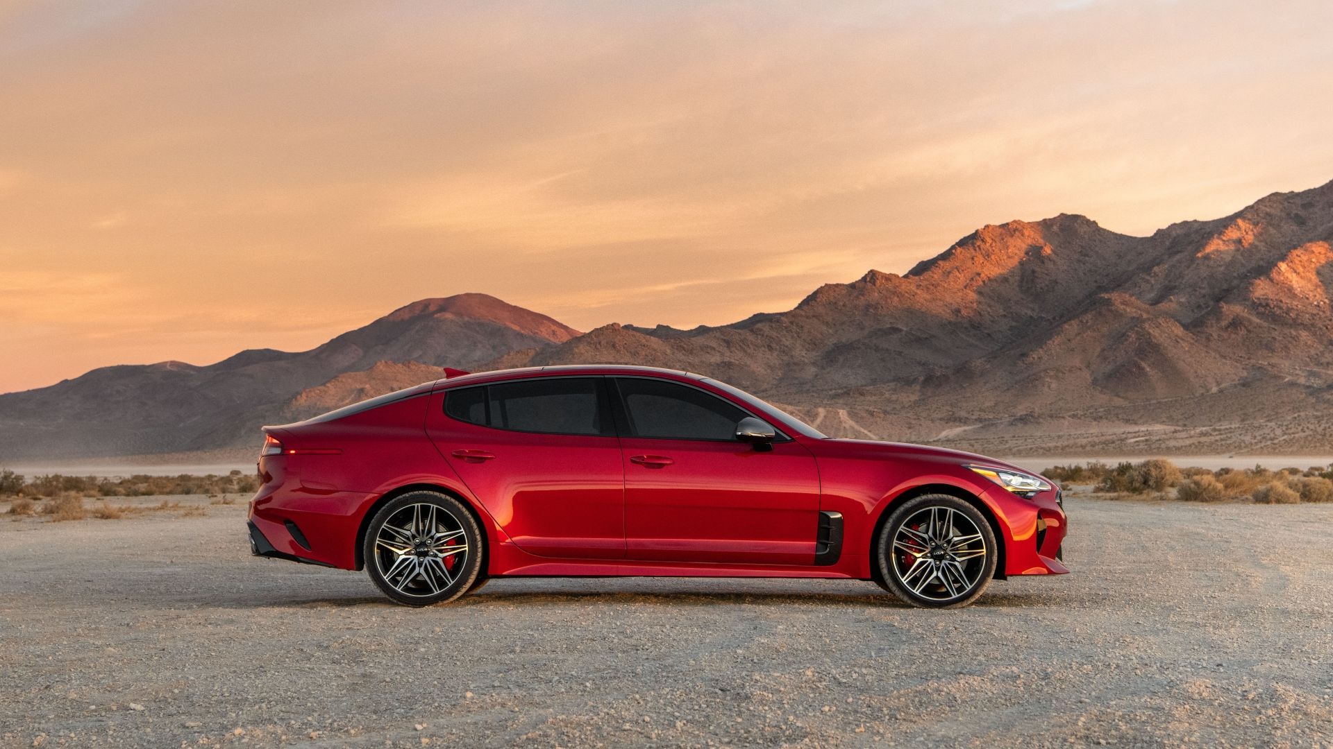 Foto de perfil lateral de un Kia Stinger 2022 