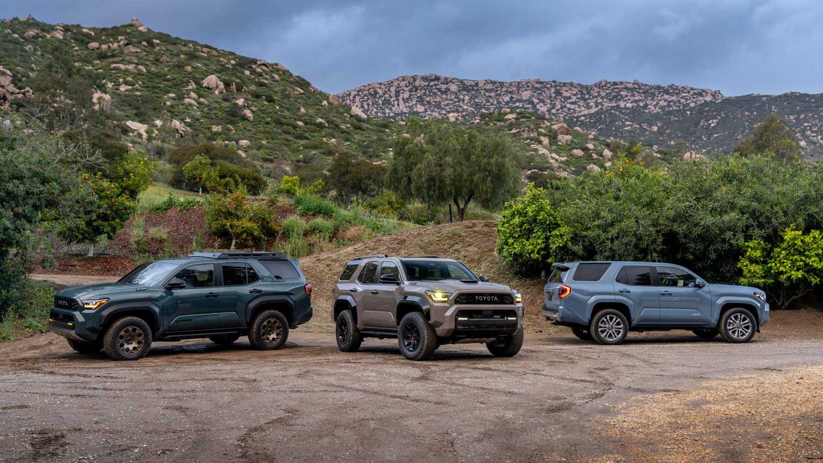 Foto grupal de tres modelos Toyota 4Runner 2025 estacionados juntos.