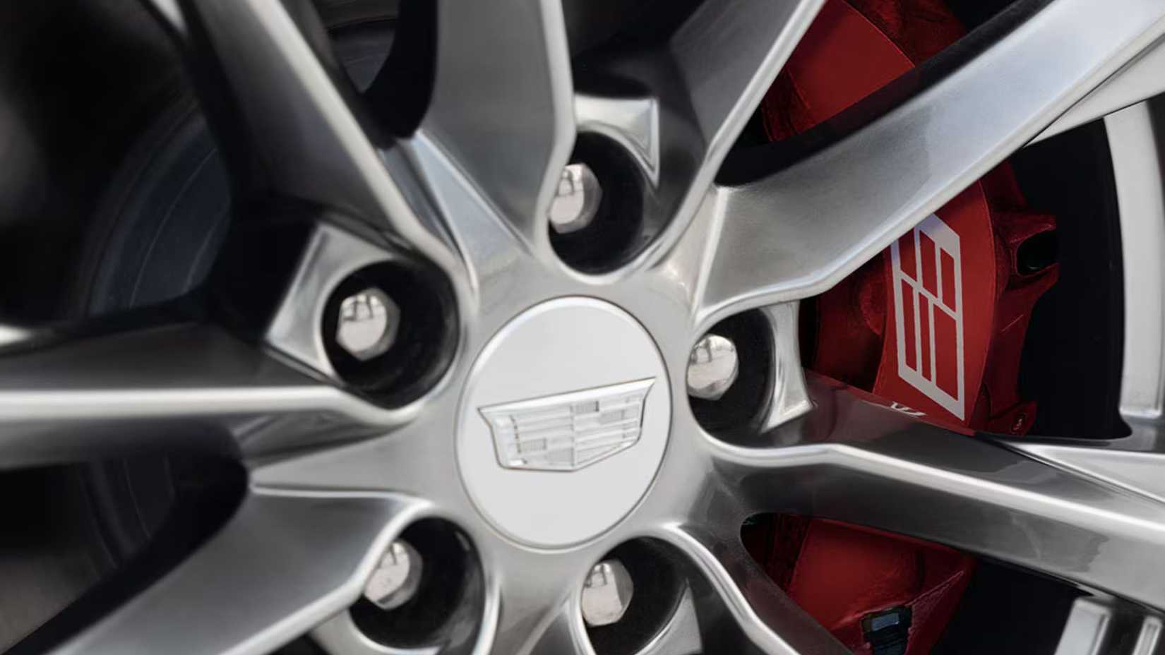 2026 キャデラック CT4 のアルミ ホイールのクローズ アップ ショット。