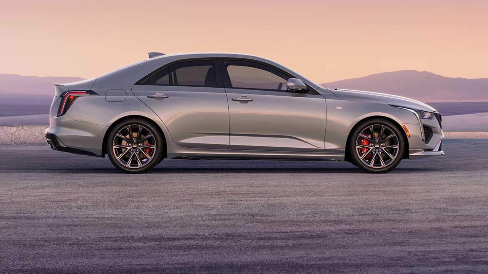 シルバーの 2026 年型キャデラック CT4 の静的な側面ショット。