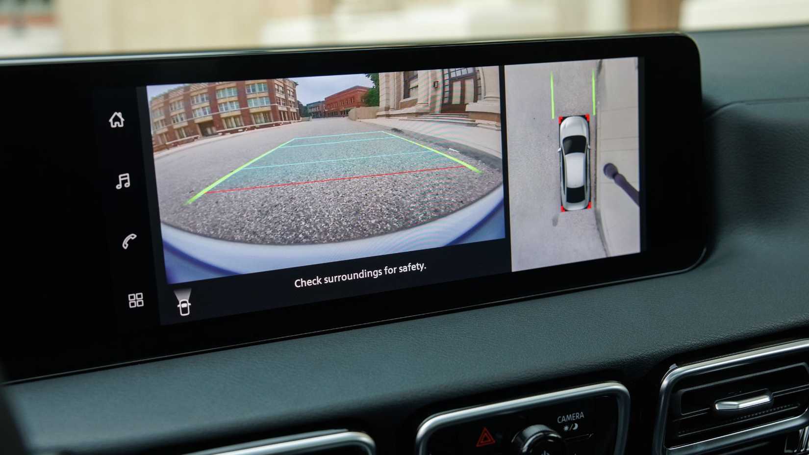 Close-up shot of the reversa camera on the infotainment screen in a 2026 Nissan Sentra.