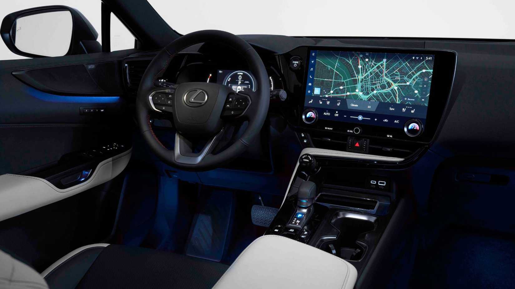Tomada dentro de la cabina de un Lexus NX 350h 2026 que muestra el interior.