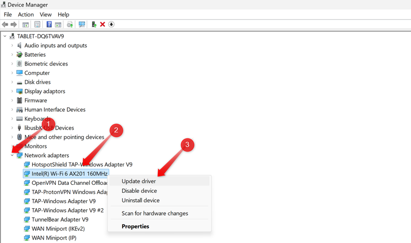 Atualizando o driver do adaptador de rede no Gerenciador de Dispositivos do Windows.