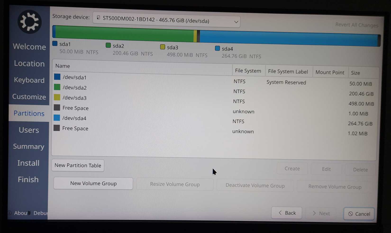 Instalador Calamares mostrando todas as partições disponíveis de uma unidade selecionada.
