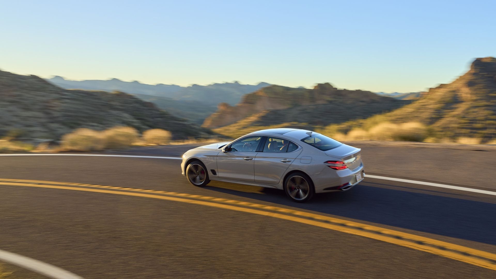 Photo d'action latérale d'une Genesis G70 2025 