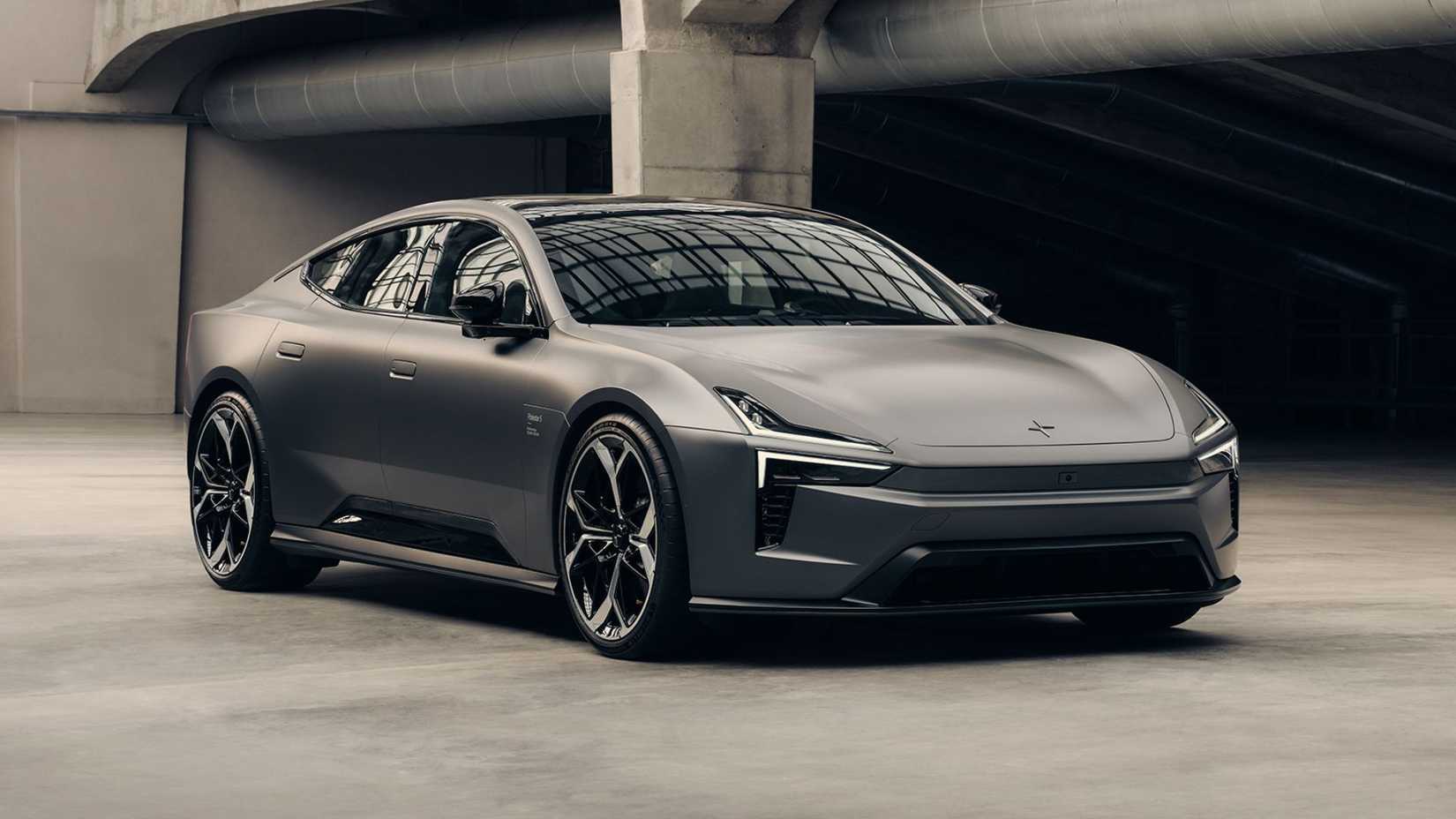 Foto frontal estática 3/4 de uma Polestar 5.