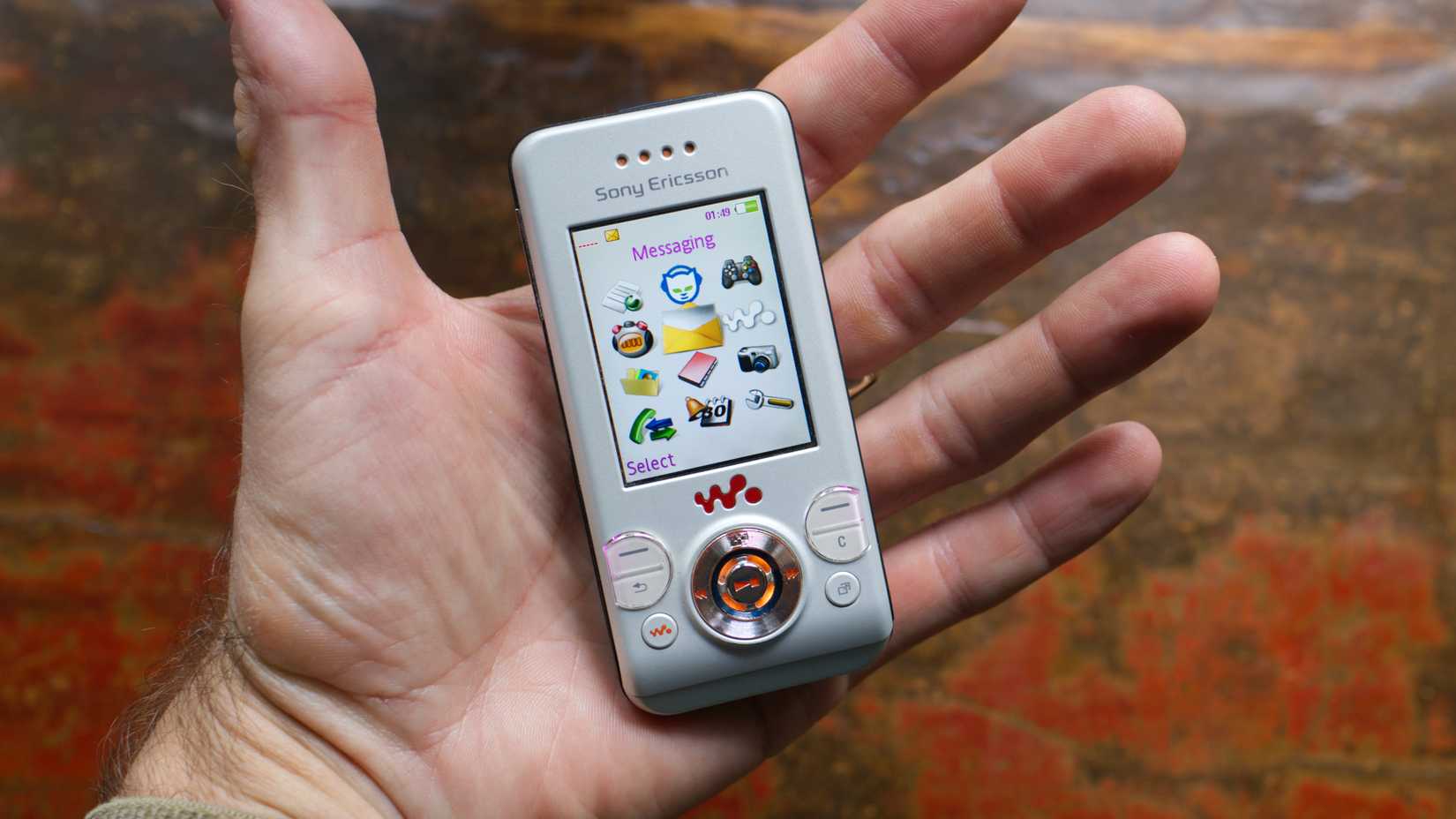 A Sony Ericsson W580i feature phone.-1