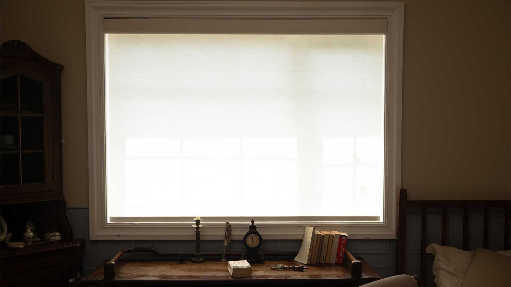 Allesin smart motorized blind closed in the bedroom