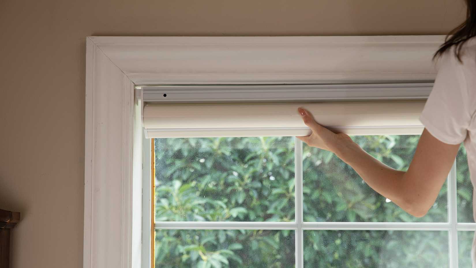 woman installing smart motorized blinds Allesin