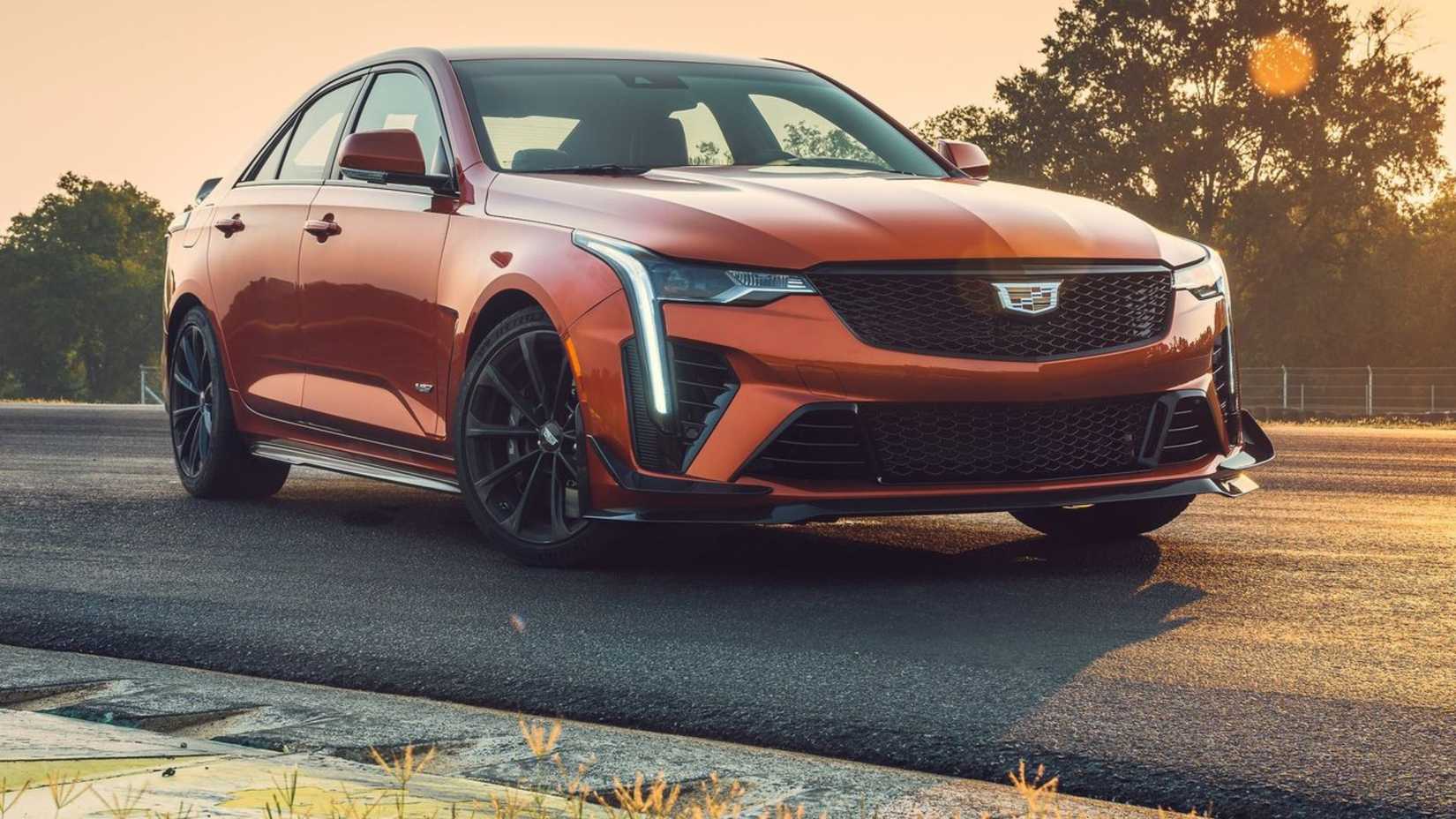 Plan statique 3/4 avant d'une Cadillac CT4-V Blackwing 2022 orange.