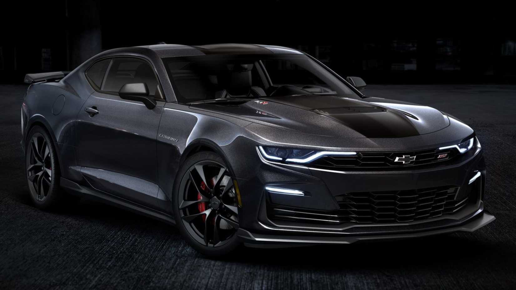 Plan statique 3/4 avant d'une Chevrolet Camaro Collectors Edition 2024 noire.