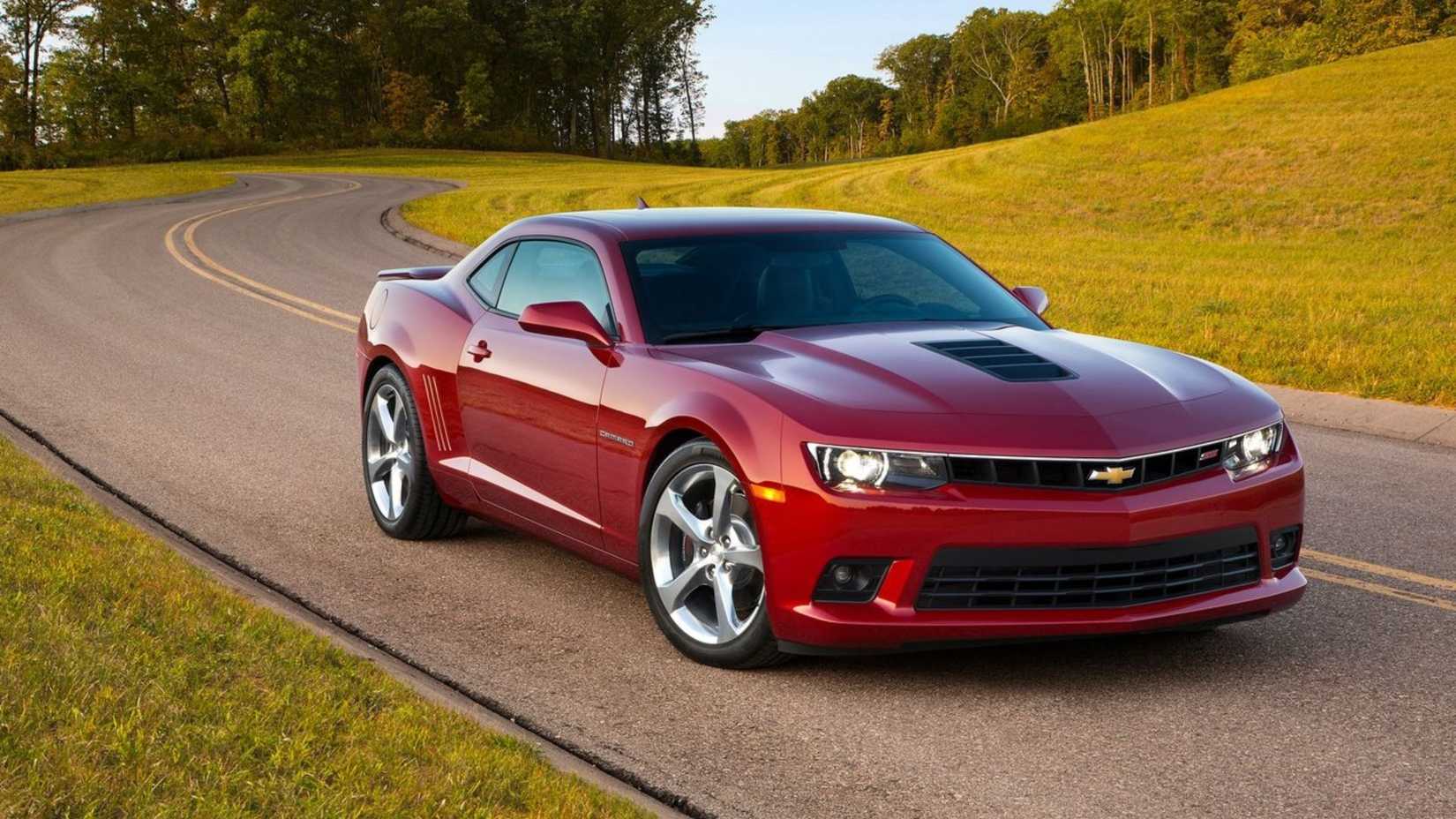 Plan statique 3/4 avant d'une Chevrolet Camaro SS 2014 rouge.
